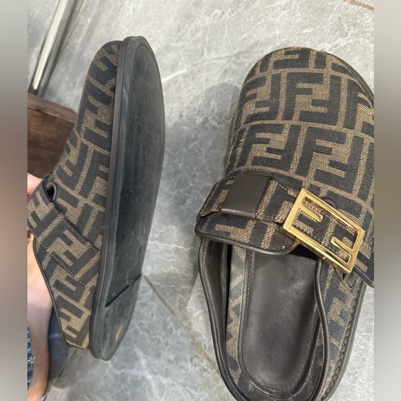 Fendi slides worn a few times - Picture 3 of 3